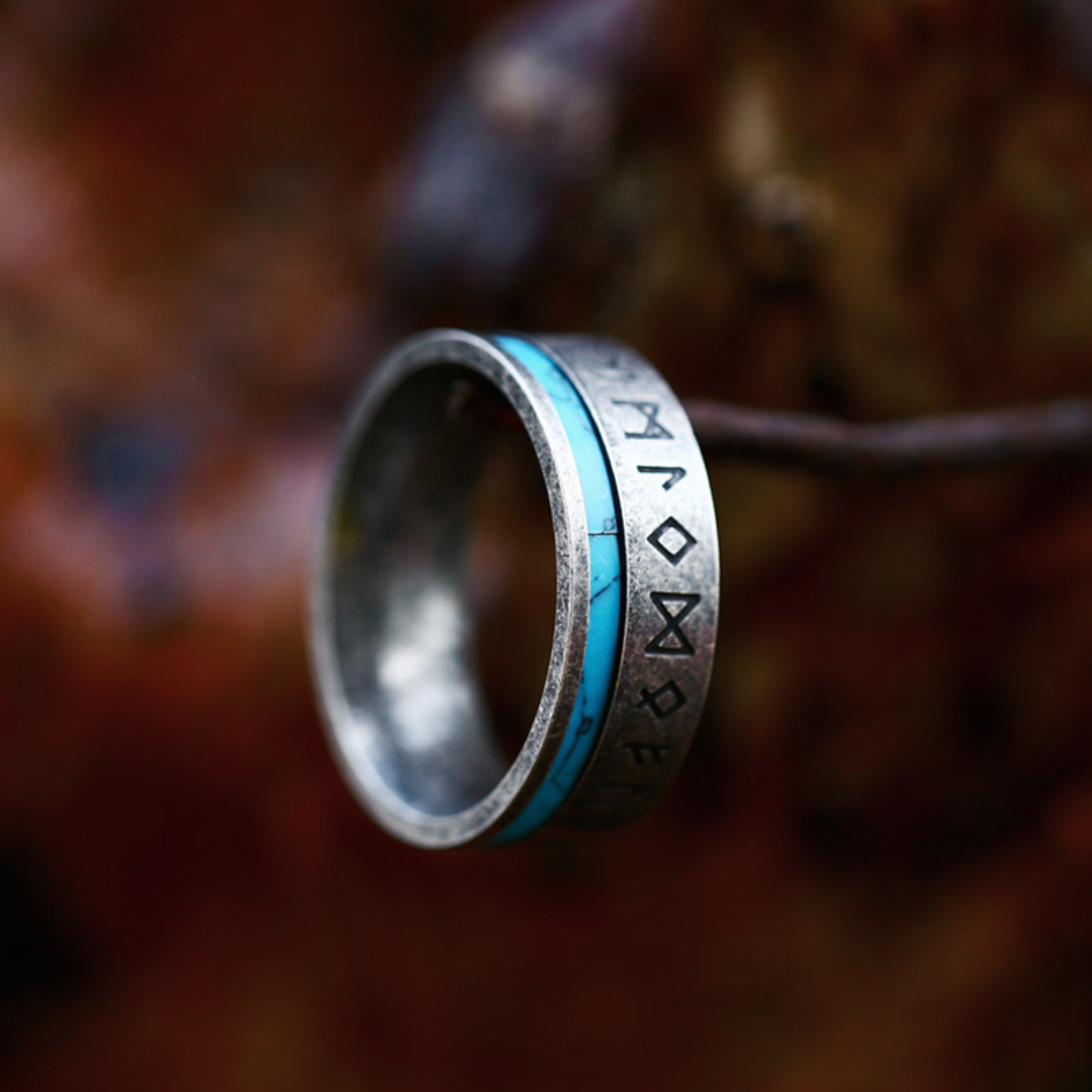 Anillo Runestone Legacy de Rose & Oliver, con diseño elegante y detalles en piedra rúnica, hecho de metal plateado.