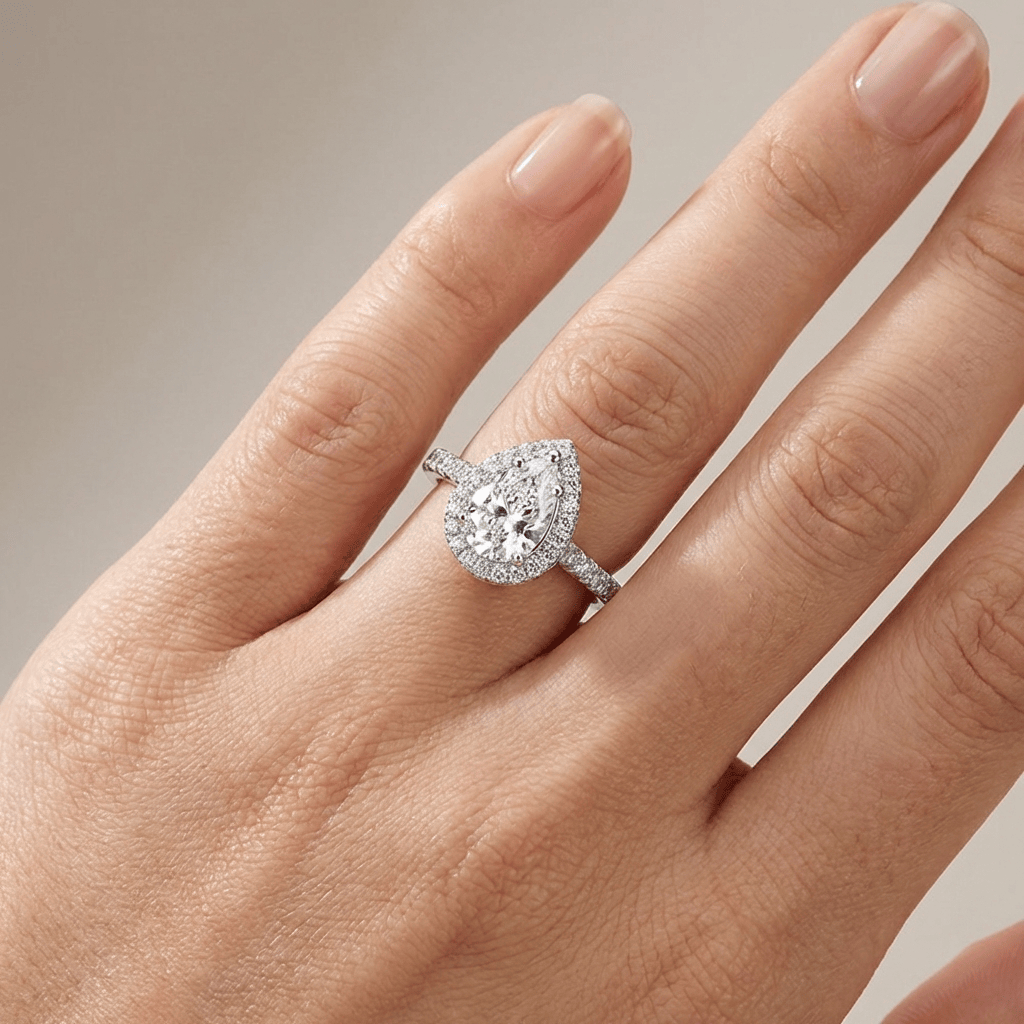 Anel de prata com halo de zircônia Pear, design elegante, popular marca Rose & Oliver, joia sofisticada para ocasiões especiais.