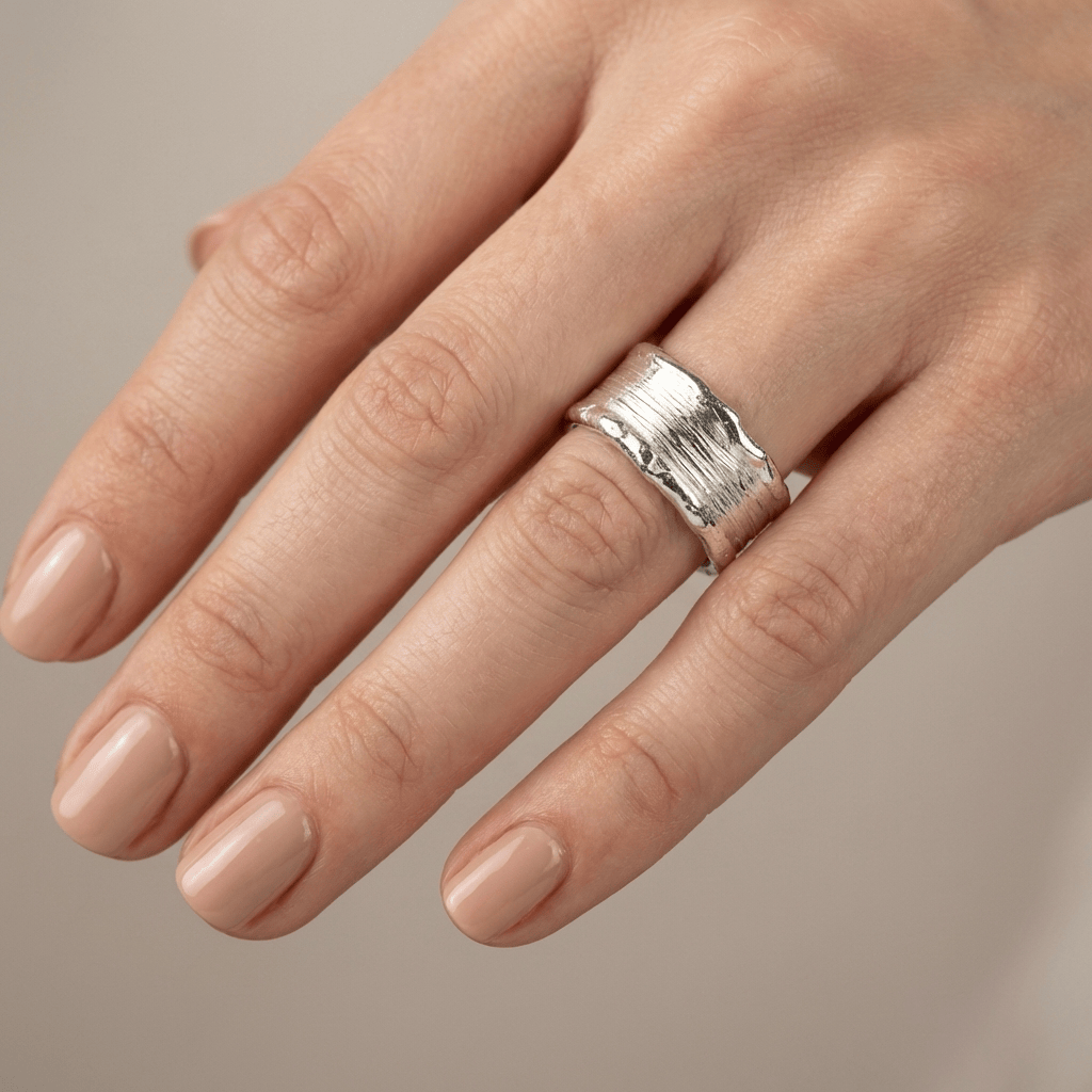 Anillo ajustable Rose & Oliver hecho a mano en plata y oro de dos tonos, con acabado delicado y diseño elegante.