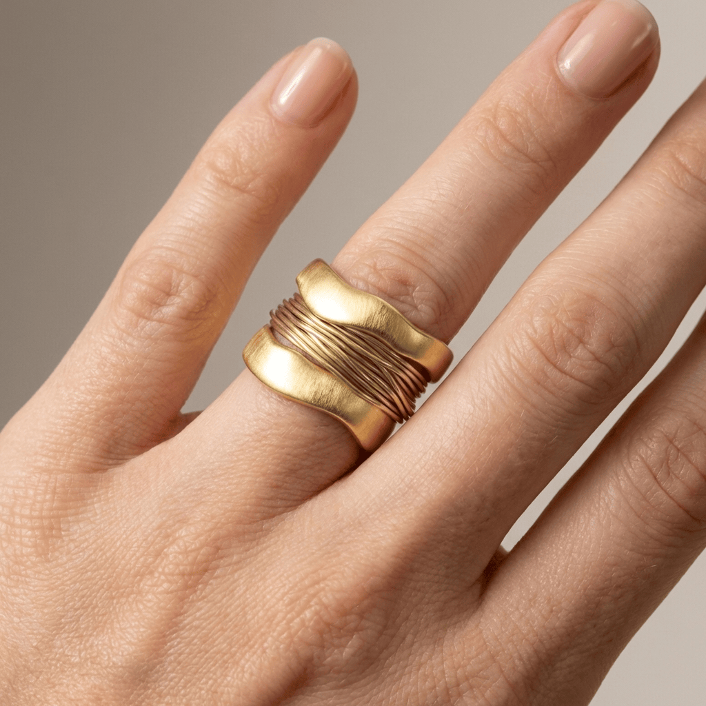 Anillo artesanal de plata y oro con acabado en wire wrap, de Rose & Oliver, mostrando detalles delicados y diseño elegante.