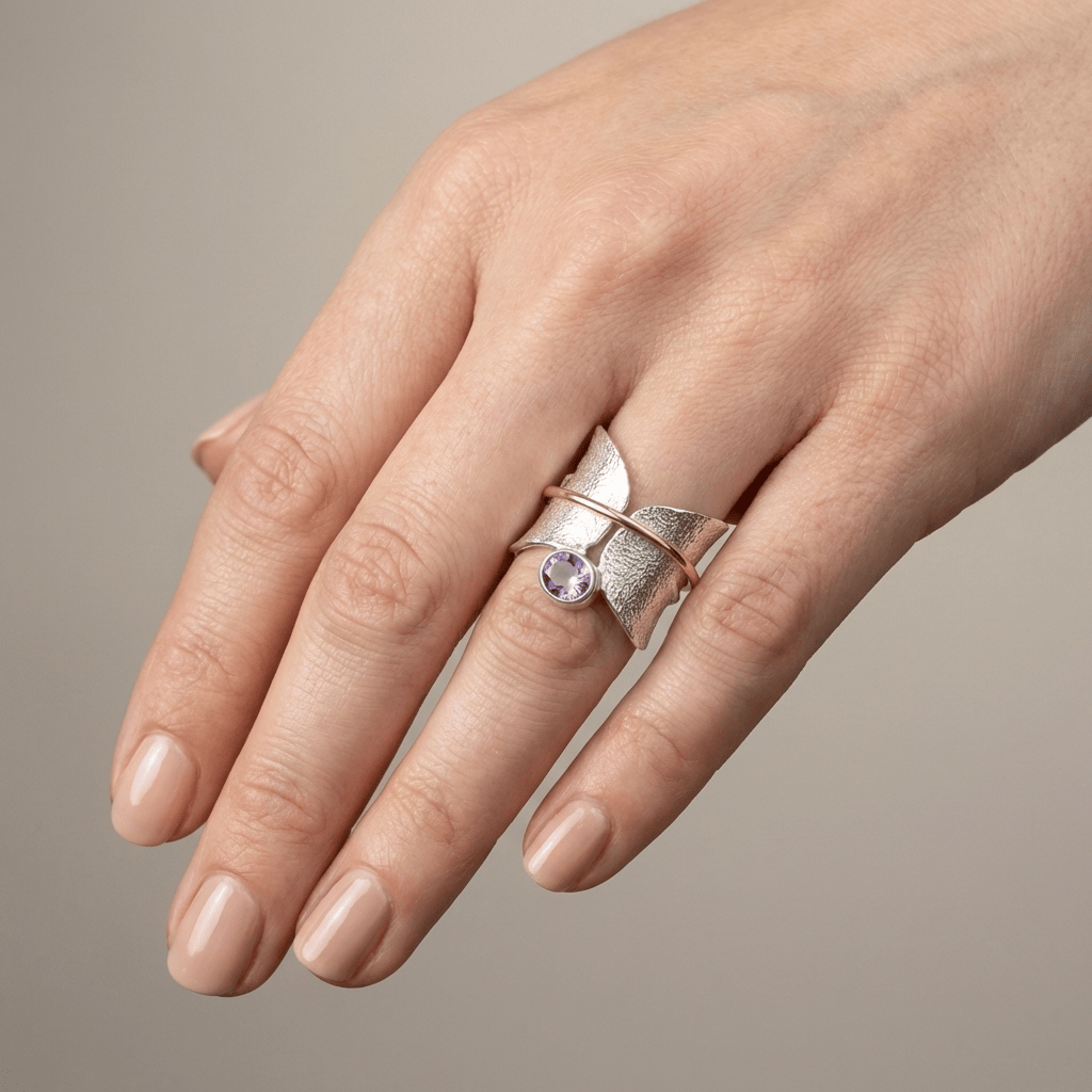 Anillo de mariposa Amatista en plata con detalles en oro, con mariposa decorativa de la marca Rose & Oliver.