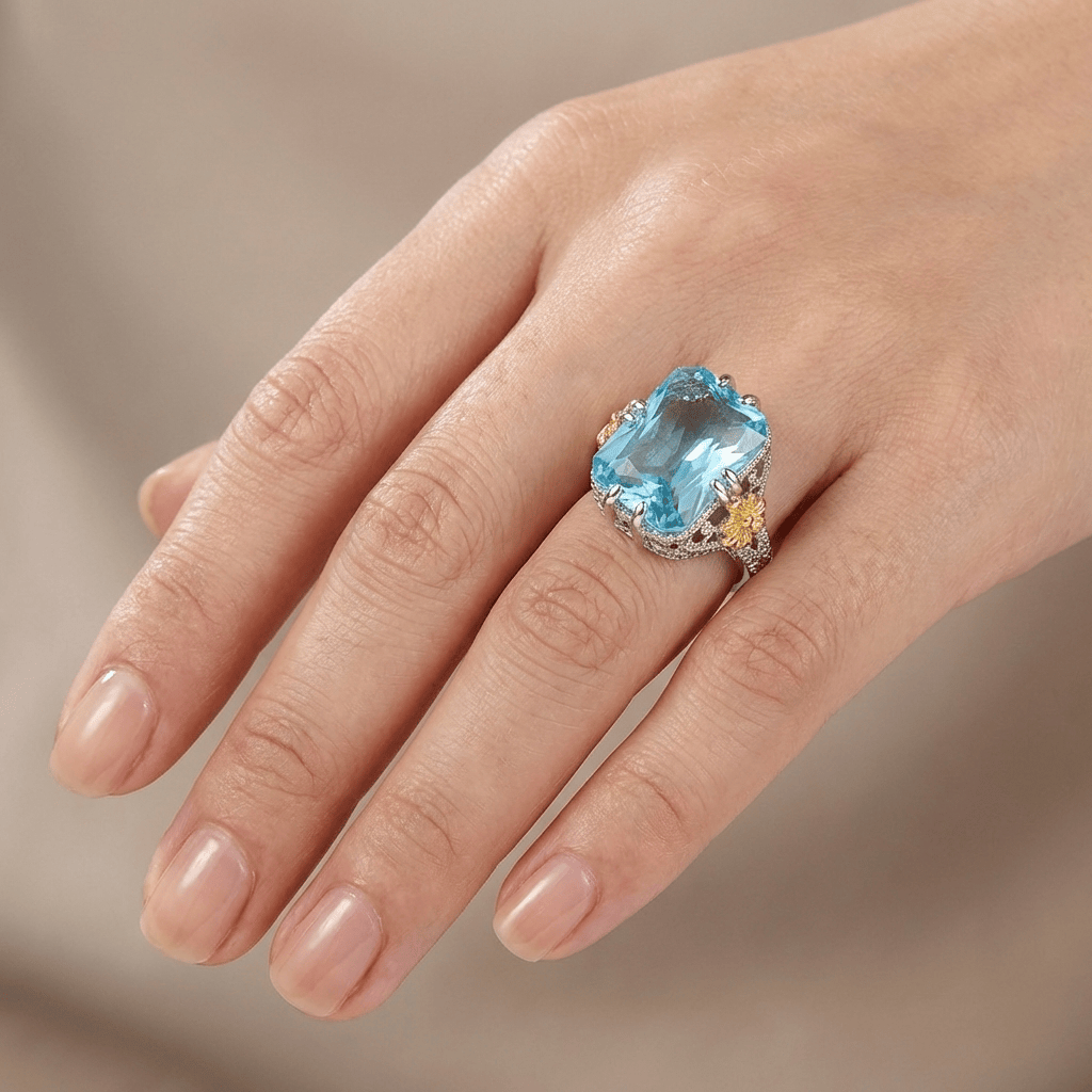 Anillo vintage Rose & Oliver con piedra de aguamarina dorada y detalles elegantes en estilo clásico.