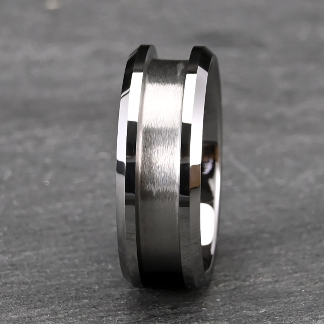 Anillo Steel Titan de Rose & Oliver en acero, con acabado robusto y diseño moderno, ideal para uso diario y ocasiones especiales.