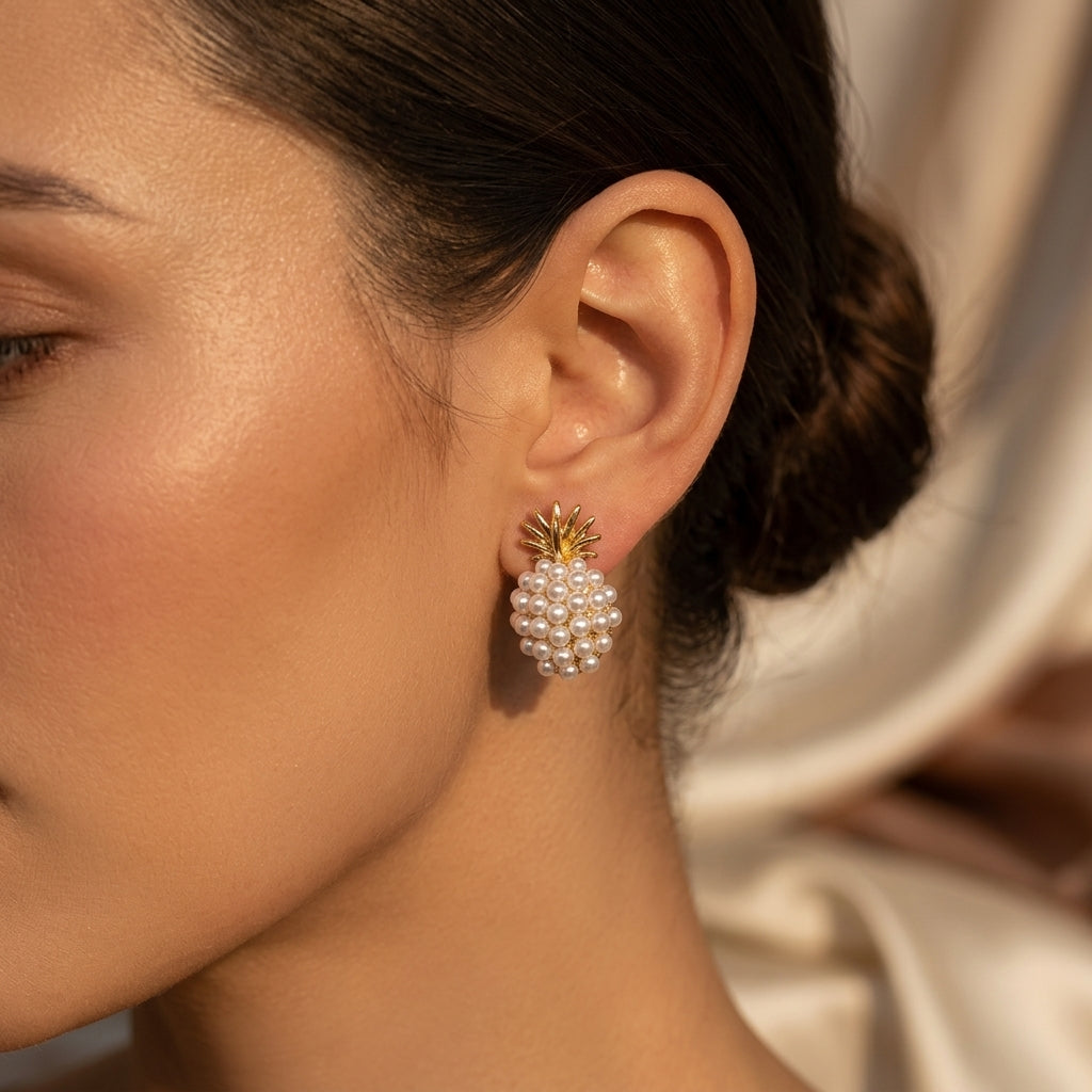 Brincos de argola com pérolas douradas em cluster, estilo brincos de prata, marca Rose & Oliver, para uso elegante e diário.