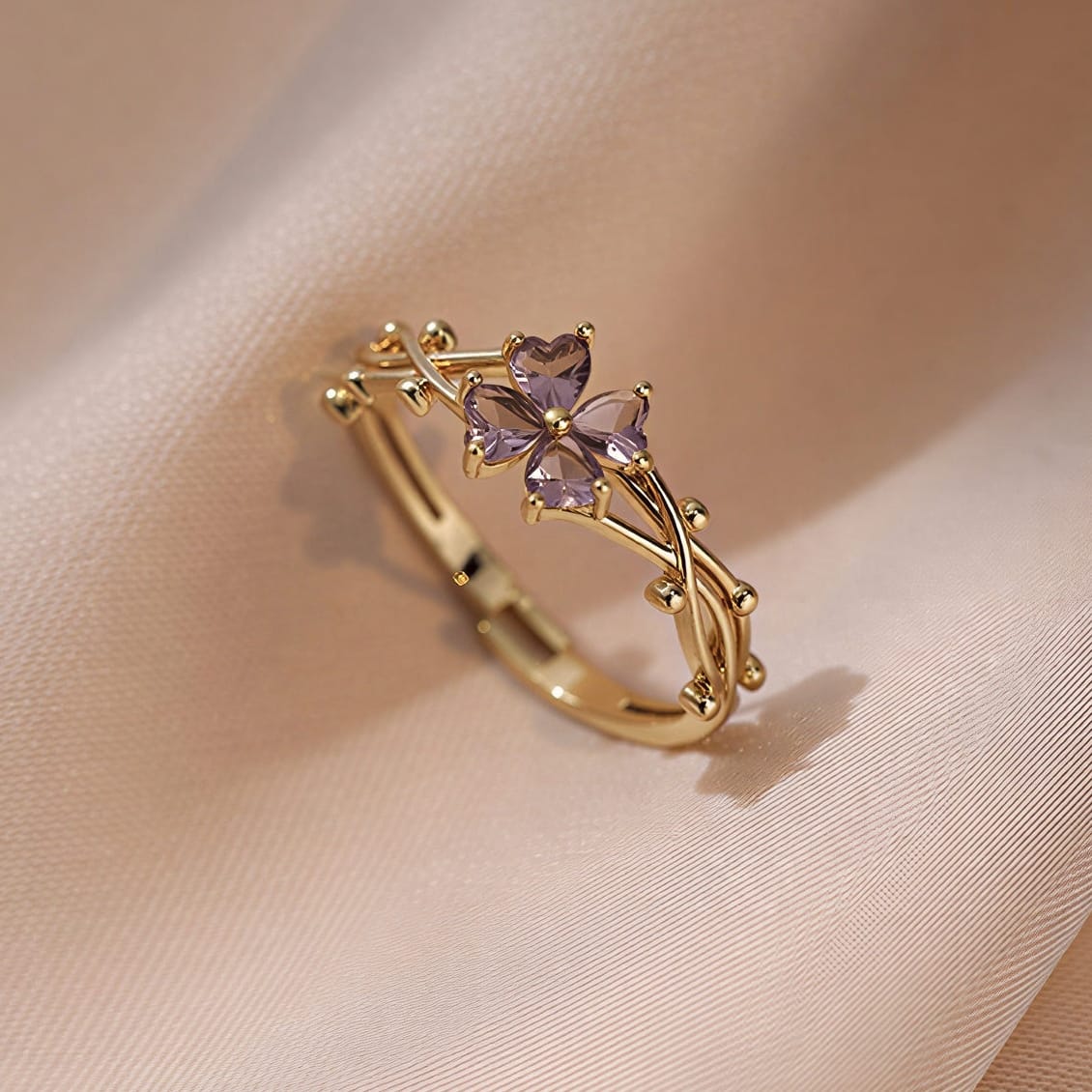 Ajustable anillo de flor de amatista de Rose & Oliver, con piedra de amatista púrpura y detalles delicados en plata.