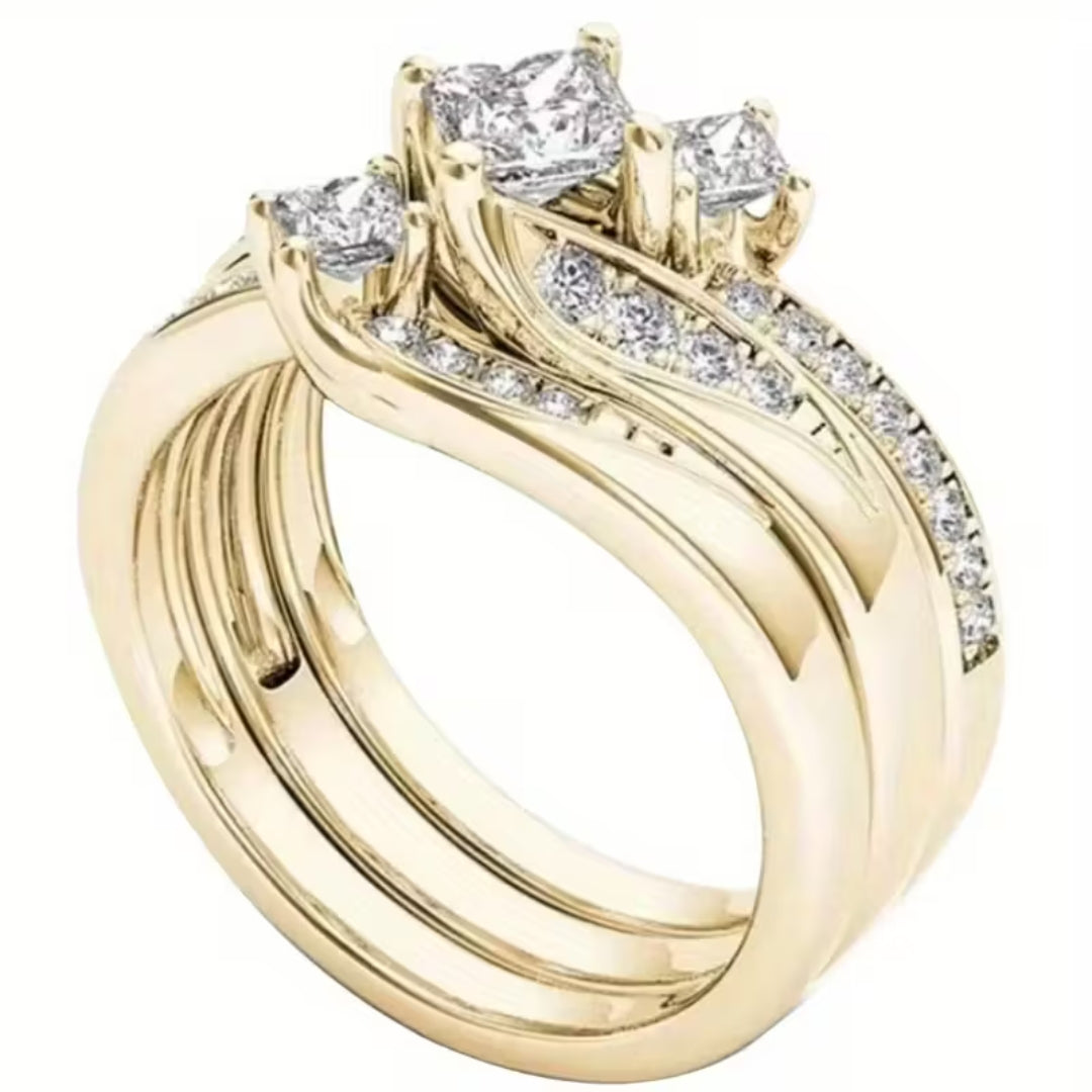 Anillo Rose & Oliver con corte princesa, triple halo de piedras brillantes, acabamento prateado, mostrando detalles elegantes y sofisticados.