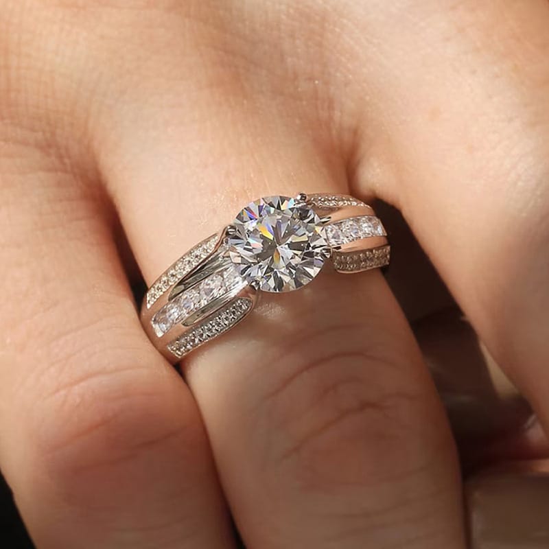 Anel redondo de prata com pavê de diamantes, estilo elegante, da marca Rose & Oliver, mostrado na imagem.