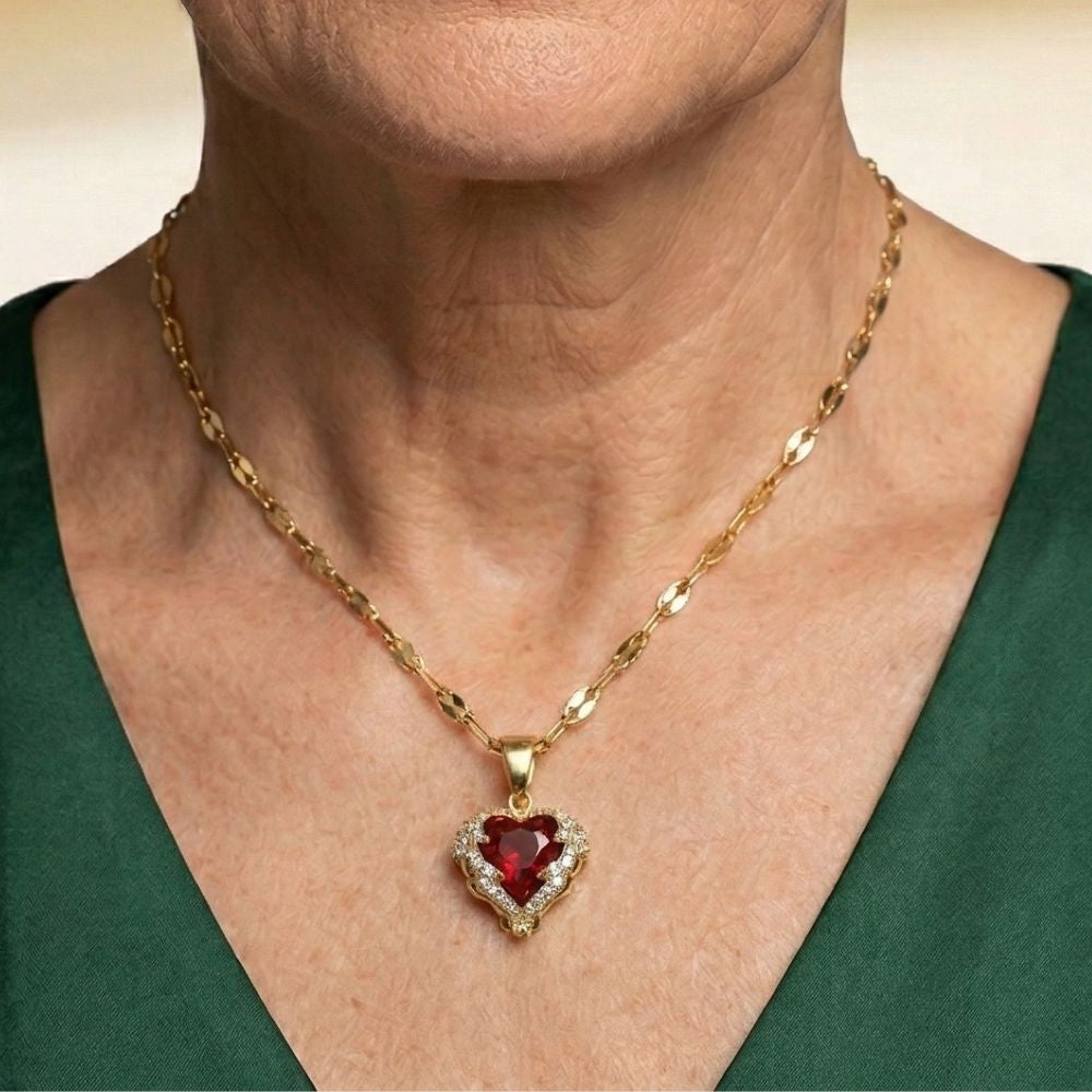Collar Angel Embrace con corazón de rubí de Rose & Oliver, pieza delicada con pingente de ángel y gema roja brillante.