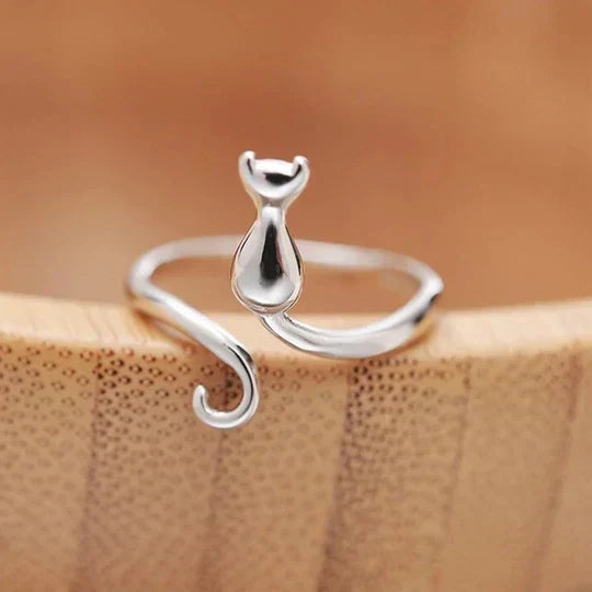 Anillo vintage abierto con gato de la marca Rose & Oliver, diseño creativo y detallado en plata envejecida.
