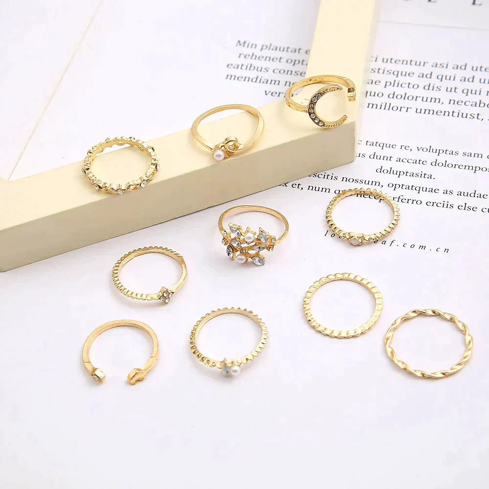 Conjunto de 10 anillos boho en plata y oro, estilo vintage para mujeres, con detalles de luna y diseño elegante.