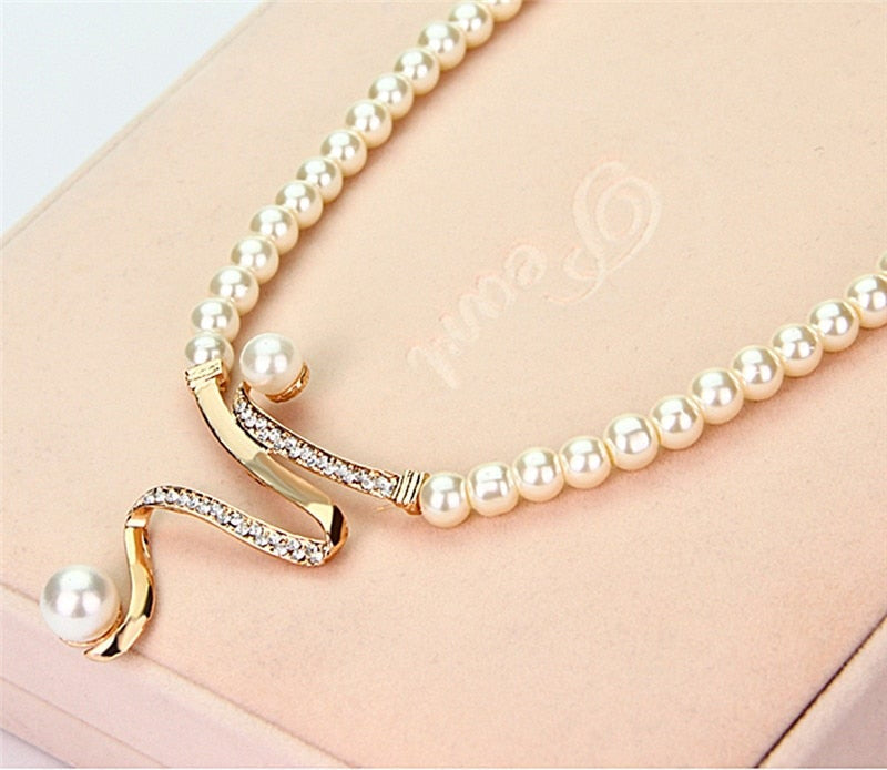 Conjunto de aretes y collar de perlas naturales de Rose & Oliver, con perlas blancas y acabado elegante.