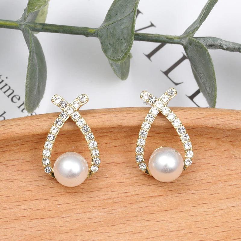 Aretes de perlas con glitter de Rose & Oliver, estilo elegante, con detalles brillantes en cristales y perlas de imitación.