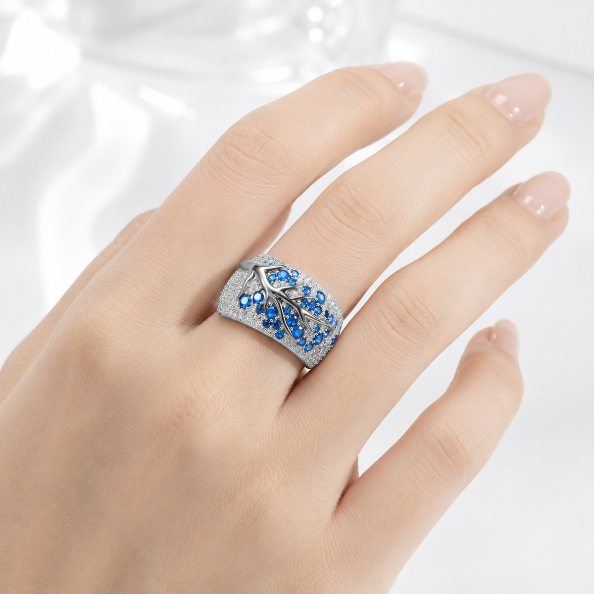 Anillo de plata con hoja y topacio azul plateado, detalles delicados, diseño elegante, de la marca Rose & Oliver.