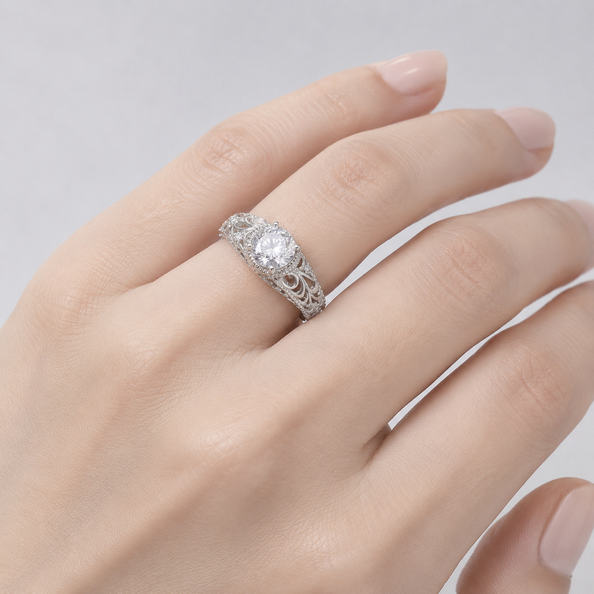 Anel vintage Rose & Oliver com zirconia em formato cushion de prata, detalhes elegantes e acabamento brilhante.