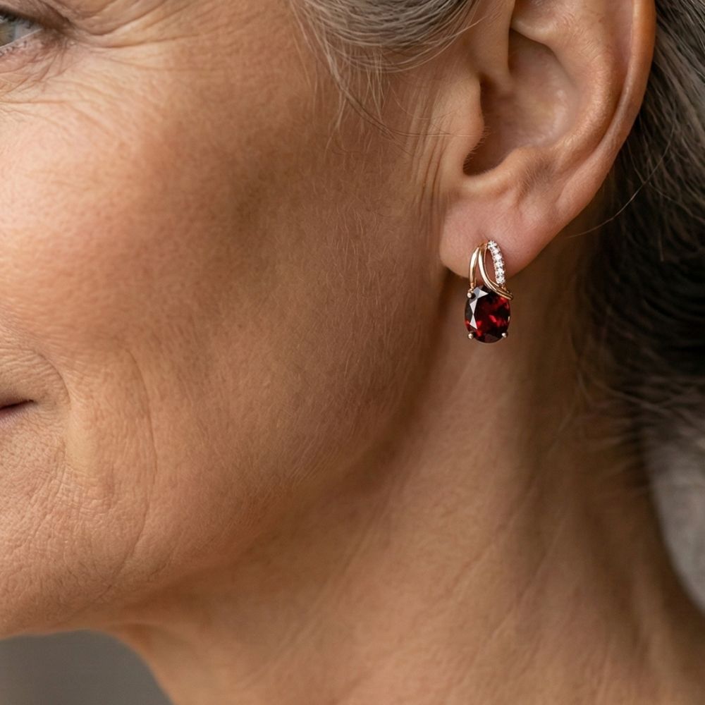 Aretes Veressa Ruberine de Rose & Oliver con diseño elegante en metal dorado y detalles decorativos sofisticados