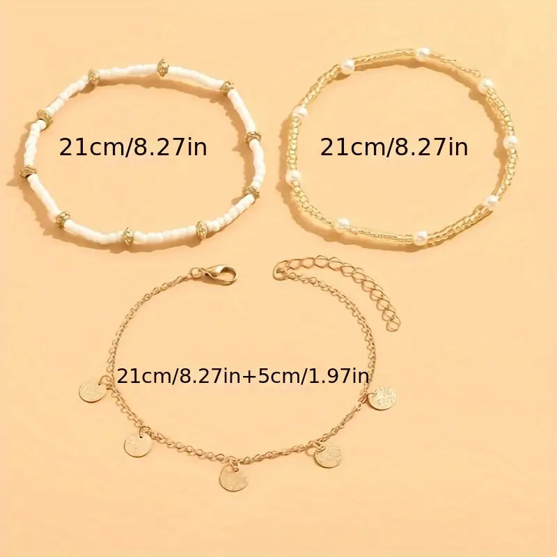 Conjunto de tres tobilleras doradas Coastal Charm de Rose & Oliver, con detalles en capas y acabamiento elegante.