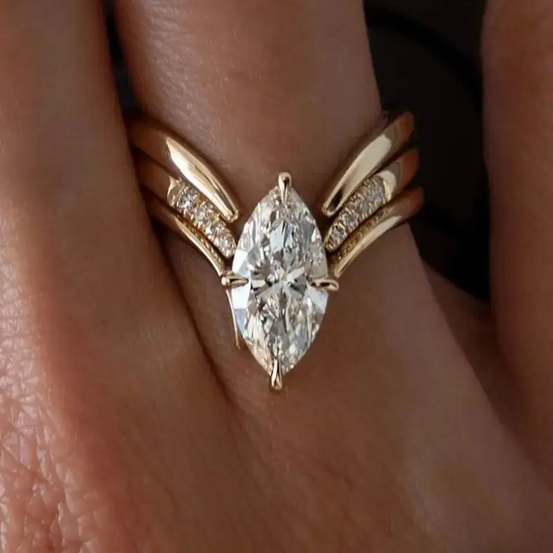 Anillo Drop Crown dorado de Rose & Oliver, con diseño elegante y detalles destacados, sobre fondo neutro.