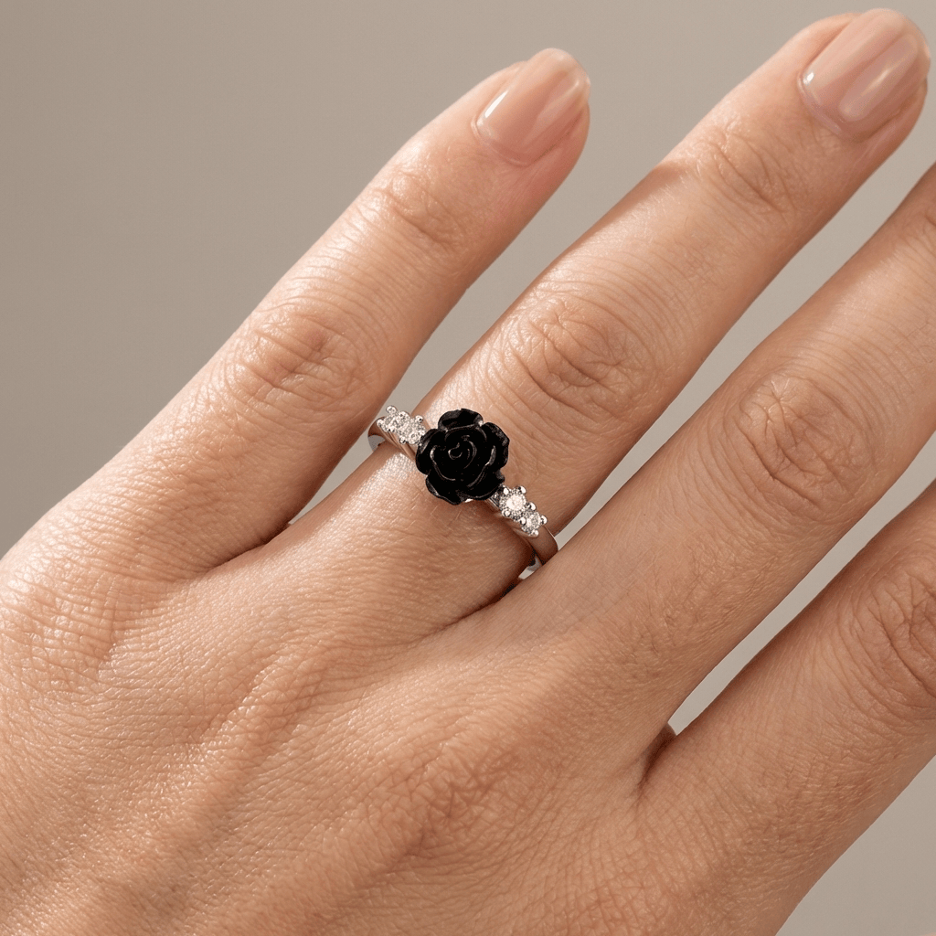 Anel ajustável Rose & Oliver com rosa de diamantes prateada, delicada e elegante, mostrado em close na imagem.