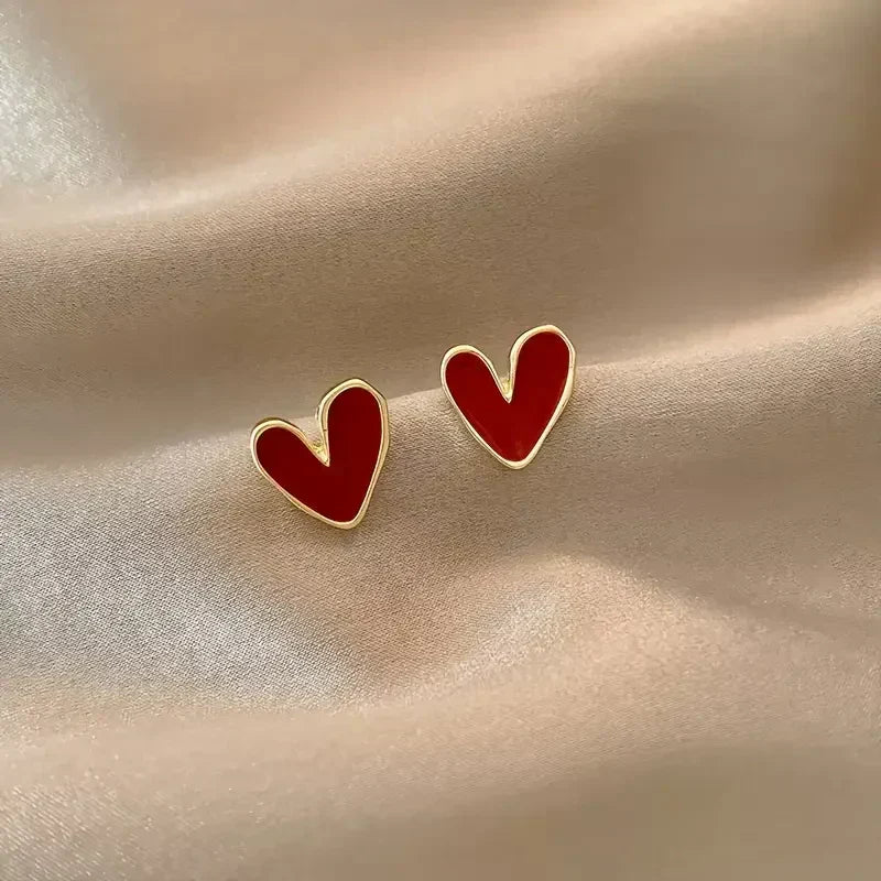 Aretes dorados Corazón Rojo Antiguo con detalles en oro de la marca Rose & Oliver, estilo clásico y elegante.