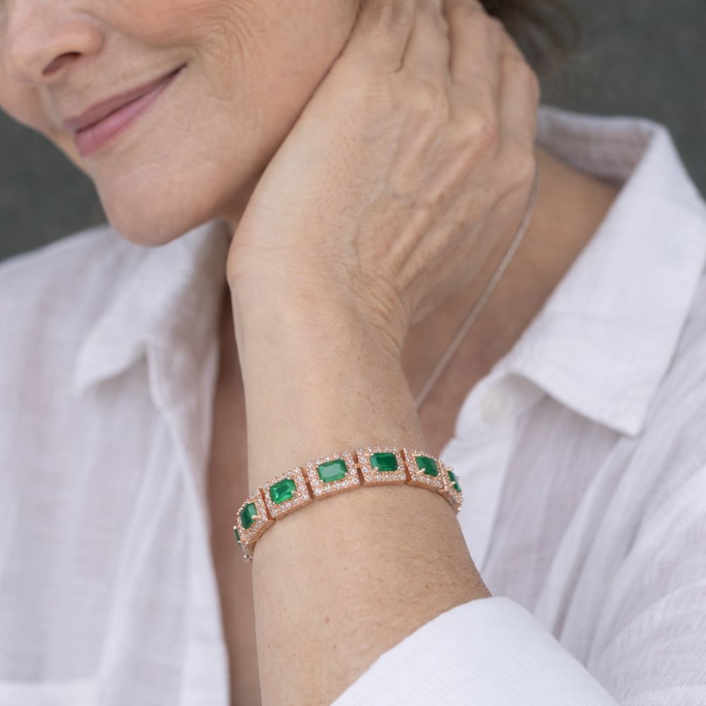 Pulsera dorada con detalle en esmeralda verde, estilo declaración, de la marca Rose & Oliver.