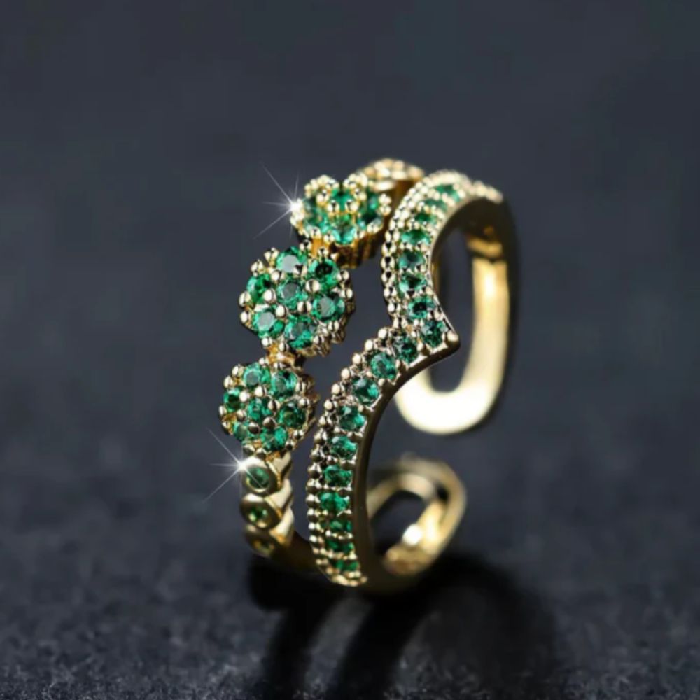 Anillo Nerisse Valgarde de Rose & Oliver con diseño elegante y detalles delicados en plata, exhibido sobre fondo neutro.