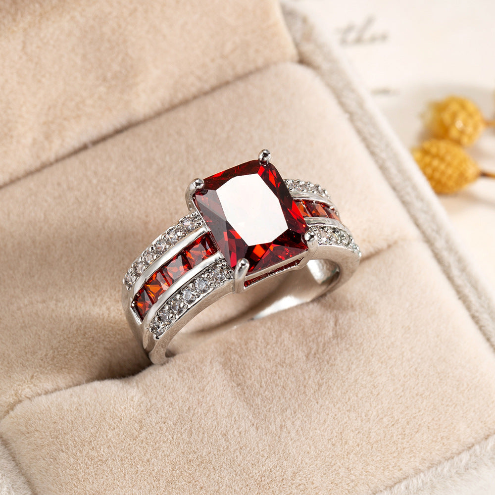 Anillo Rose & Oliver de Plata con Rubí, diseño con dos bandas separadas, resalte en la piedra de rubí central.