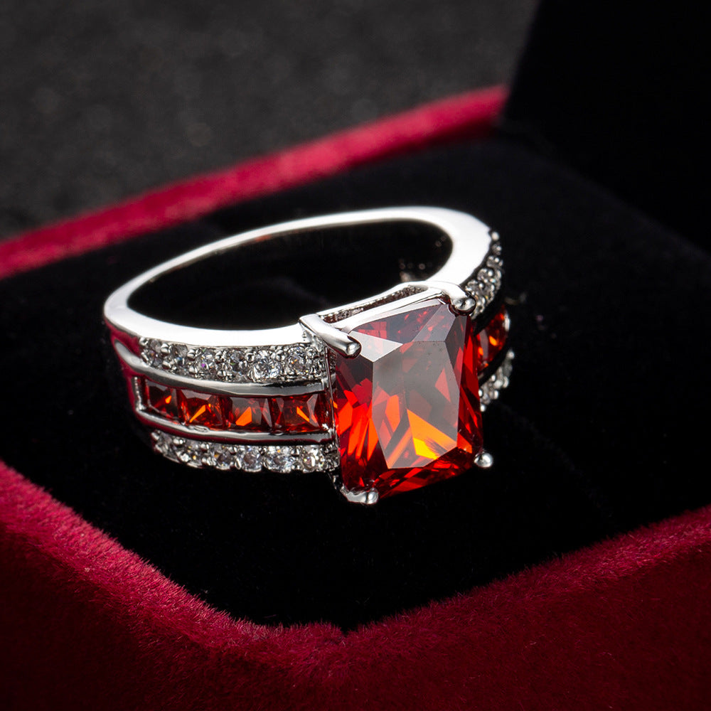 Anillo de plata con rubí central y diseño dividido en su estructura, de la marca Rose & Oliver.