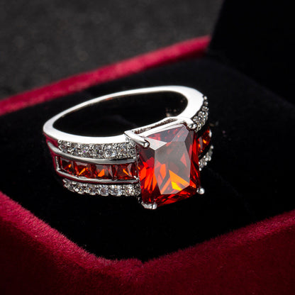 Anillo de plata con rubí central y diseño dividido en su estructura, de la marca Rose & Oliver.