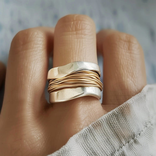 Anillo de plata con hilos dorados de Rose & Oliver, diseño elegante, detalles de hilos dorados entretejidos en la pieza.
