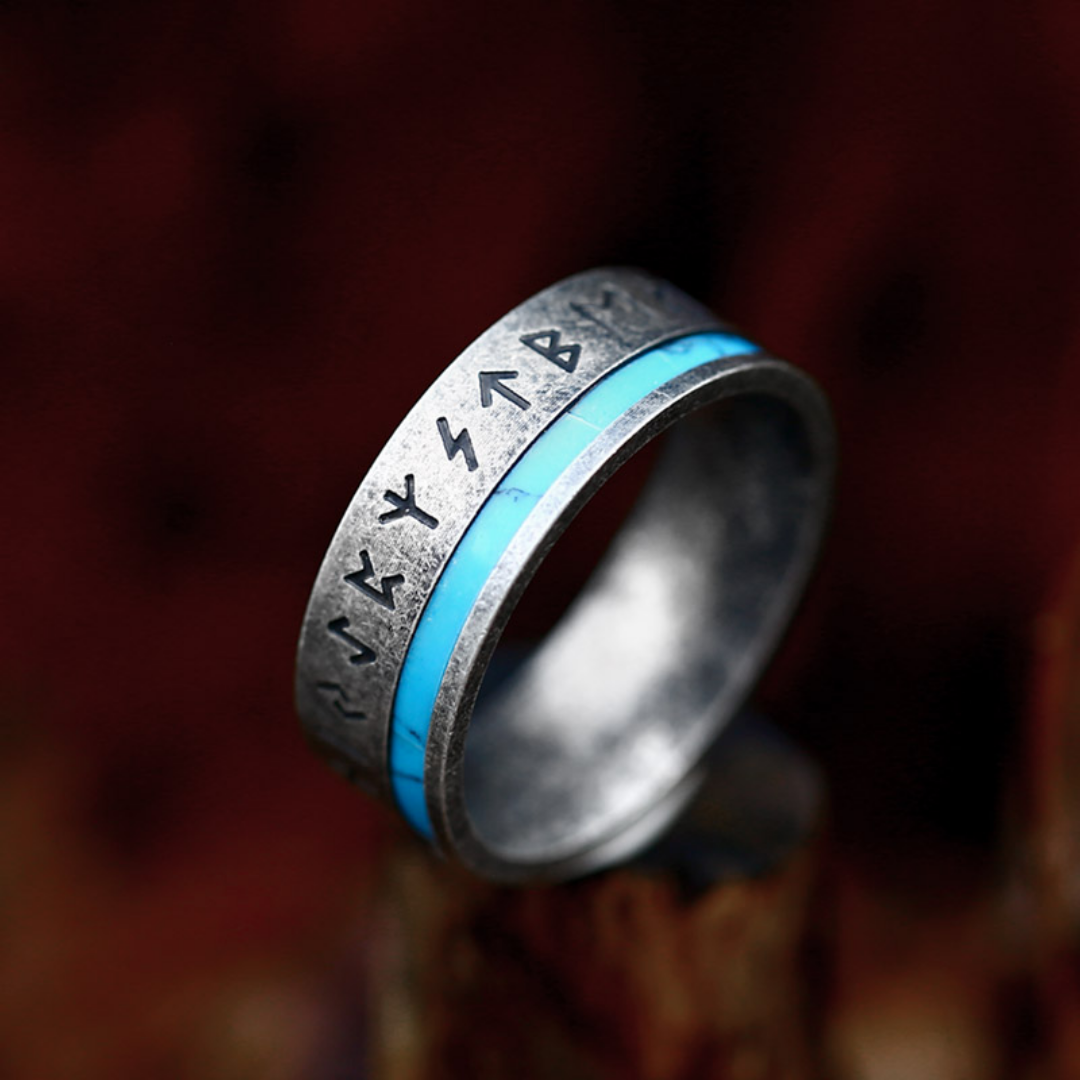 Anillo Runestone Legacy de Rose & Oliver, con diseño detallado y acabado elegante, hecho de metal con detalles rúnicos.