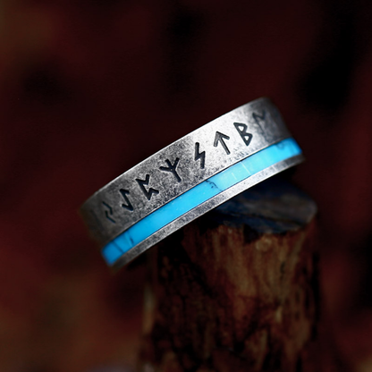 Anillo Runestone Legacy de Rose & Oliver, con diseño detallado y acabado en plata, destacándose en la imagen.