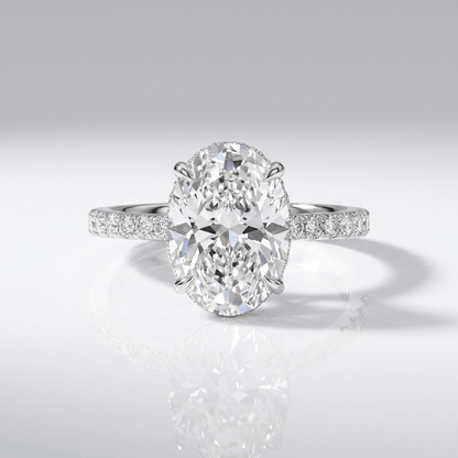 Anel oval de diamantes prateado da Rose & Oliver, elegante e sofisticado, com design delicado em prata e pedras brilhantes.