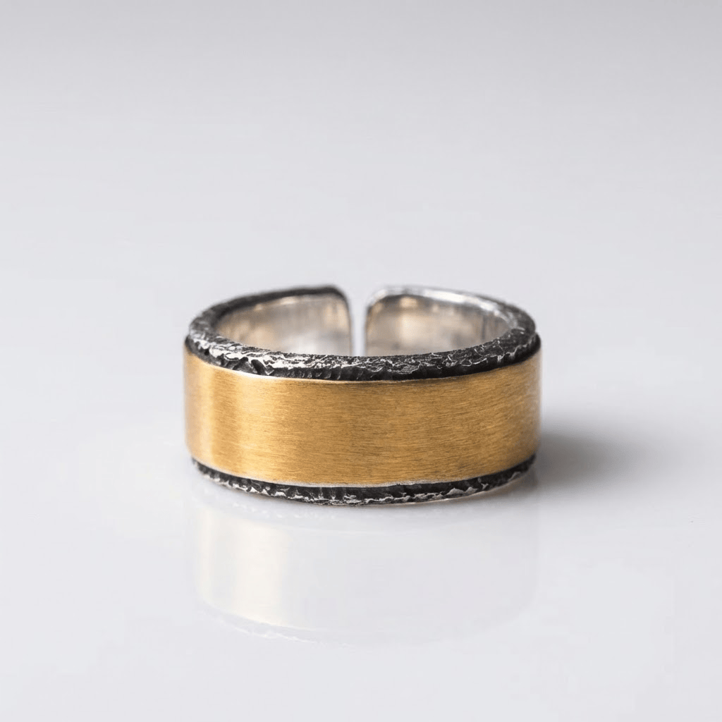 Anillo rústico ajustable de dos tonos artesanal de Rose & Oliver, con acabado en tonos de cobre y plata.