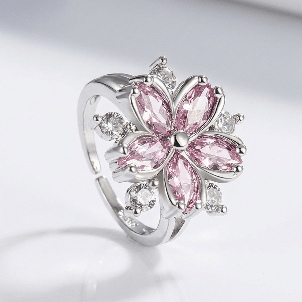 Anillo ajustable Rose & Oliver con cristal de cereza rosa y detalles en plata, mostrando el diseño delicado y elegante.