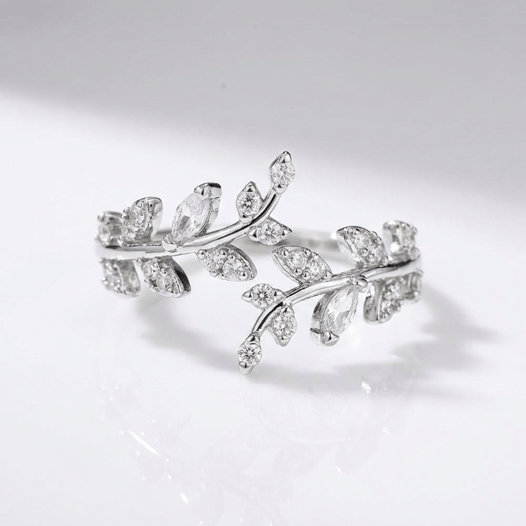 Anel ajustável Rose & Oliver de folha de cristal prateada com design delicado e detalhes vítreos, ideal para ocasiões especiais.