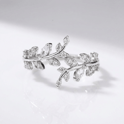 Anel ajustável Rose & Oliver de folha de cristal prateada com design delicado e detalhes vítreos, ideal para ocasiões especiais.