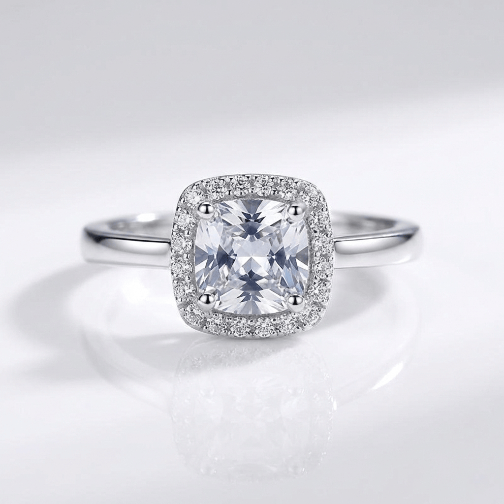 Anel de prata com halo de zircônia, estilo ring Rose & Oliver, com detalhes brilhantes e acabamento elegante.