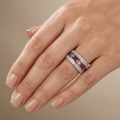 Anillo de plata Rainbow con piedras preciosas coloridas, diseño elegante de la marca Rose & Oliver.