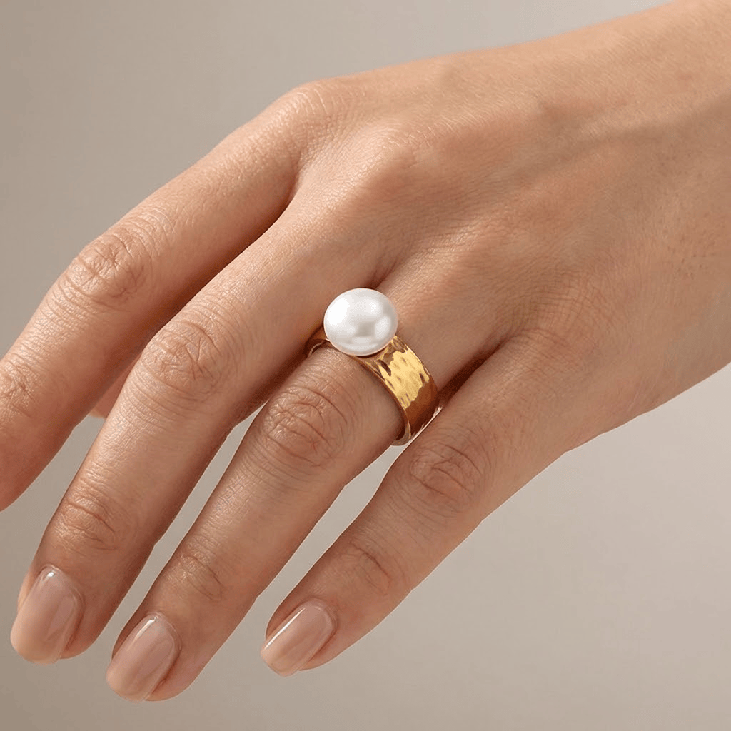 Anillo vintage Rose & Oliver con perlas doradas y diseño delicado, destacado en la imagen.