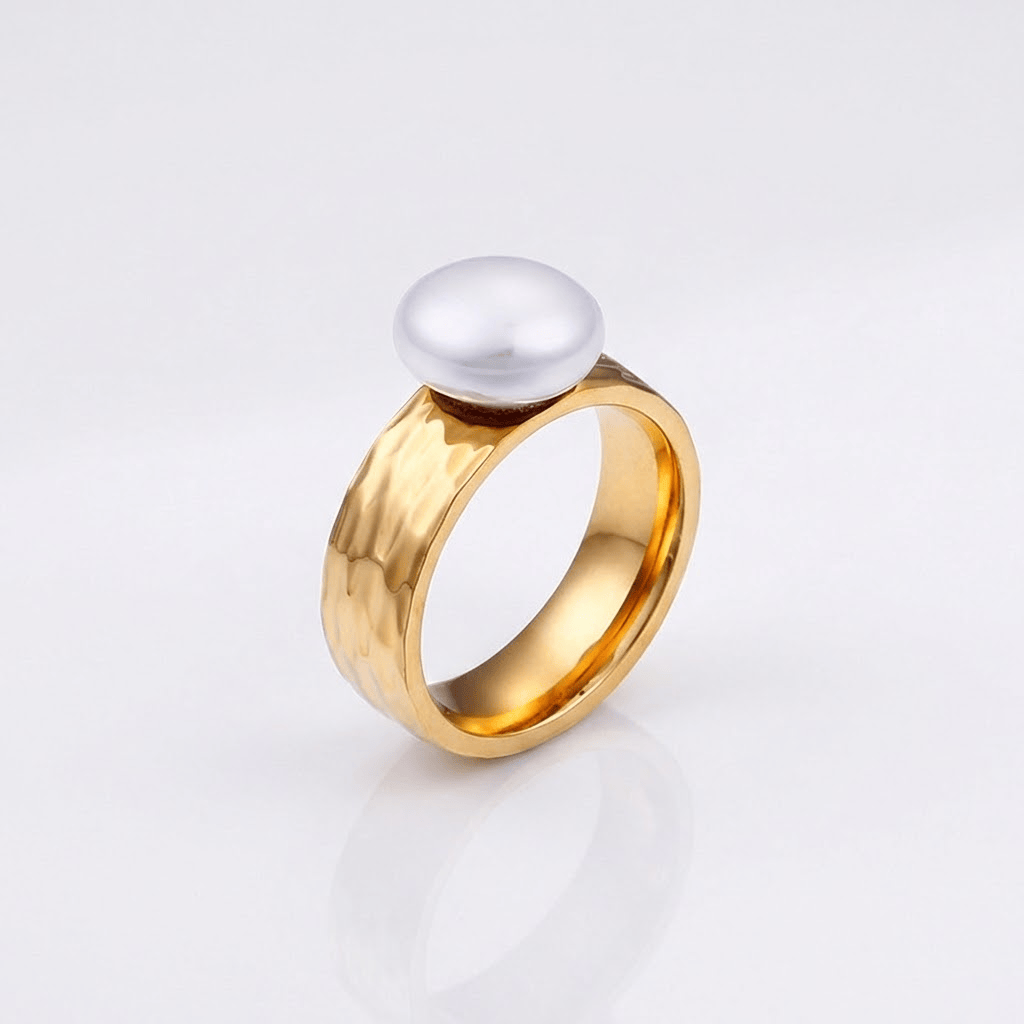 Anillo vintage Rose & Oliver con perla dorada y diseño clásico, destacado por acabado elegante y detalles delicados.