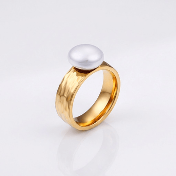 Anel vintage Rose & Oliver com pérola dourada e design clássico, destaque para acabamento elegante e detalhes delicados.