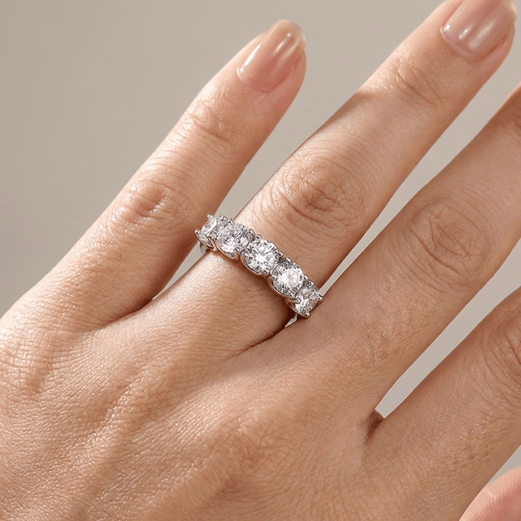 Anillo de plata con cinco diamantes redondos de Rose & Oliver, mostrando detalles brillantes en la superficie del anillo.