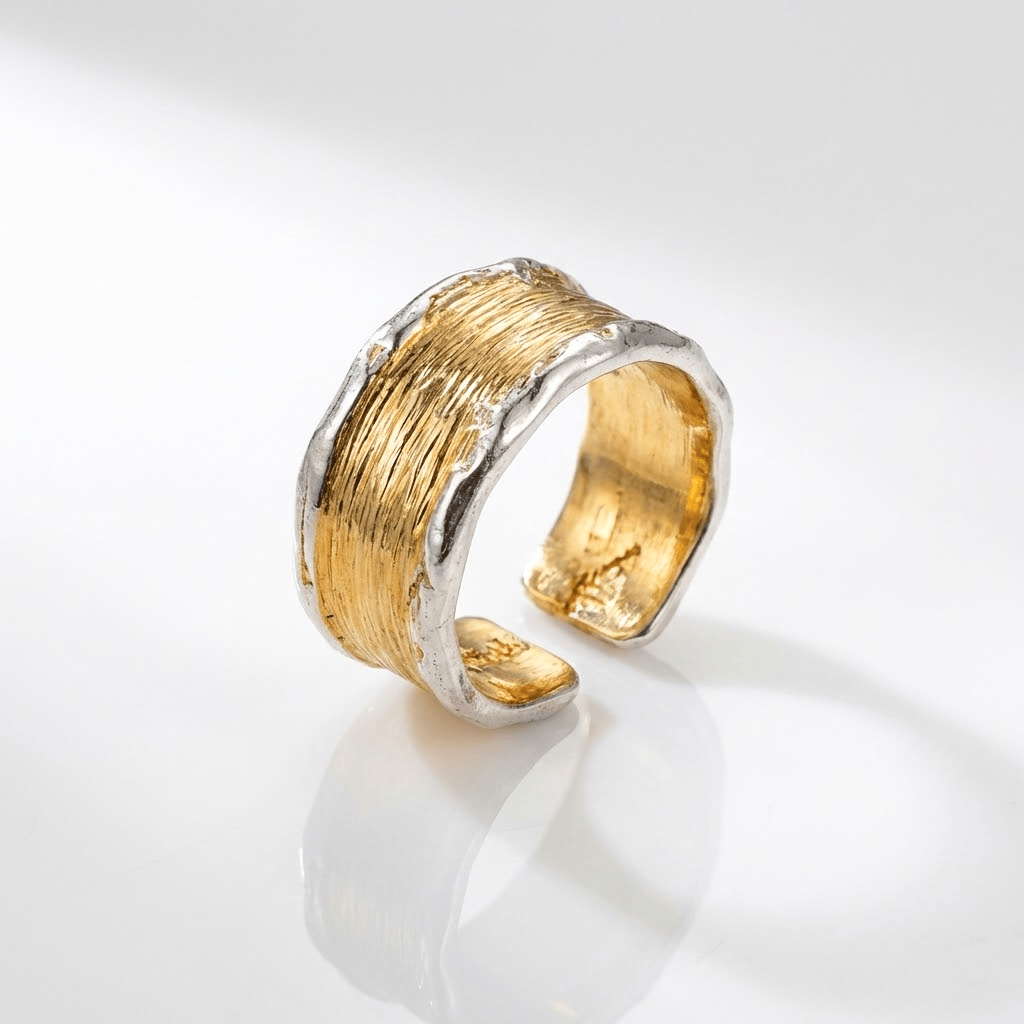 Anillo ajustable Rose & Oliver de dos tonos en oro y plata, con acabado artesanal y diseño elegante