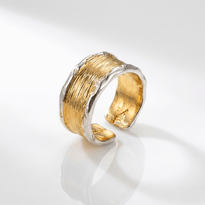 Anillo ajustable Rose & Oliver de dos tonos en oro y plata, con acabado artesanal y diseño elegante
