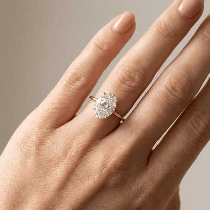 Anillo de diamante oval solitario Rose & Oliver con banda de oro, destacando el diamante central brillante y elegante.