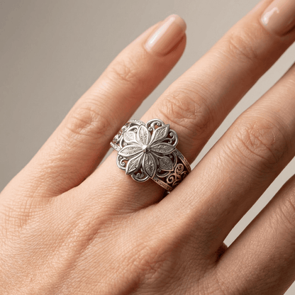 Anillo de plata Rose & Oliver con flor de circonia brillante y detalles delicados, destacándose por su diseño elegante y sofisticado.