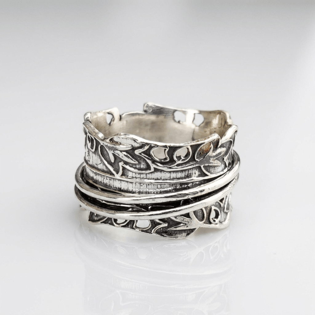 Set de joyas con anillos de circonita plateada en capas, con detalles brillantes, de la marca Rose & Oliver