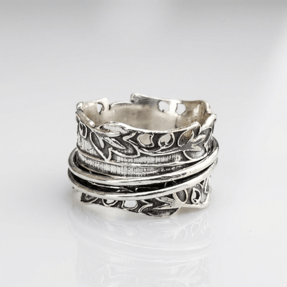 Set de joyas con anillos de circonita plateada en capas, con detalles brillantes, de la marca Rose & Oliver