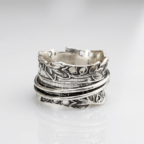 Set de joyas con anillos de circonita plateada en capas, con detalles brillantes, de la marca Rose & Oliver