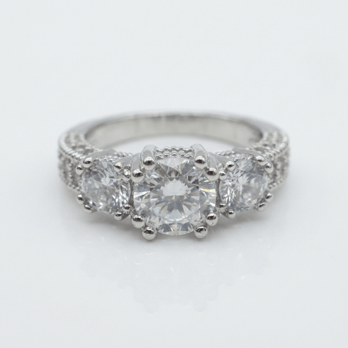 Anel redondo de Zirconia prateada com halo, da marca Rose & Oliver, exibido com detalhes brilhantes e acabamento polido.